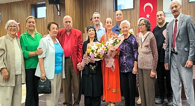 Huzurevi Bedia Akartürk’tün türküleri ile şenlendi