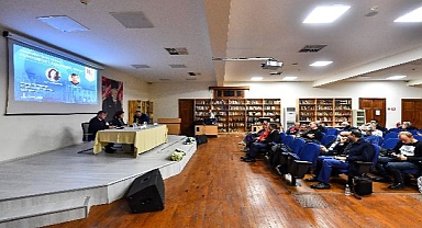 İzmir’de Cumhuriyet demokrasi ve siyaset konuşuldu