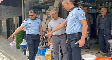 Bayraklı'da kaldırım işgallerine denetim