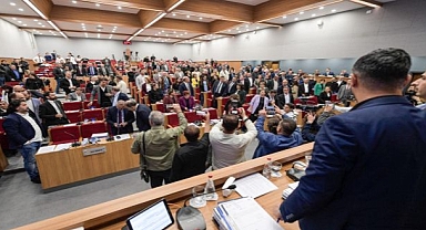 Kadın Üyeler Latif Aydemir'i Meclisten Kovdu