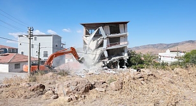 Bayraklı’da 5 katlı kaçak yapı yıkıldı