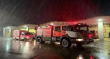 İzmir İtfaiyesi deprem sonrası destek için Sındırgı’da