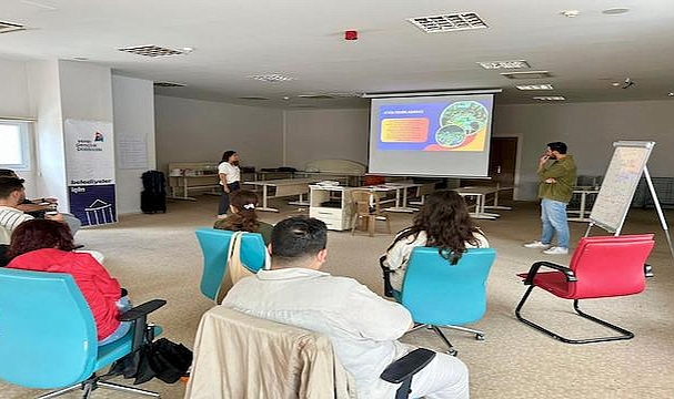 İzmir'de gençlere belediye çalışmaları hakkında eğitim