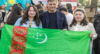 Başkan Tugay Dünya Türk Dili Ailesi Günü'nü öğrencilerle birlikte kutladı