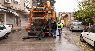 İzmir Büyükşehir Belediyesi ekipleri sağanak yağış ve fırtına nedeniyle seferber oldu