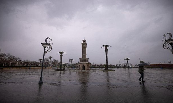 İzmir Büyükşehir Belediyesi ekipleri yağış nöbetinde