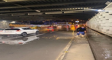 İzmir’de ekipler gece boyunca sahada