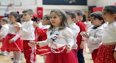 Bayraklı’da 23 Nisan Programları Çocukların Yoğun Katılımıyla Devam Ediyor