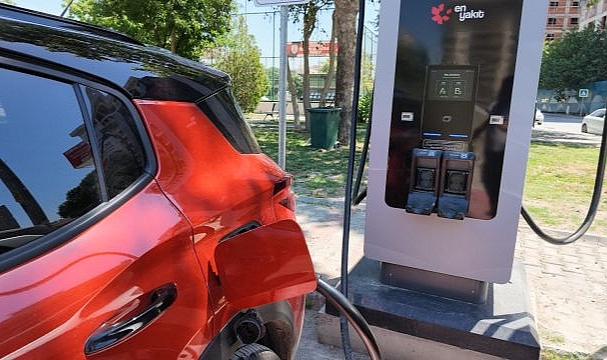 Bayraklı’da 10 noktada 20 şarj ünitesi