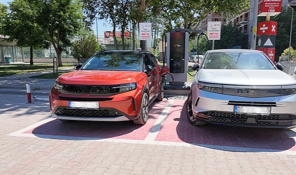 Bayraklı’da 10 noktada 20 şarj ünitesi