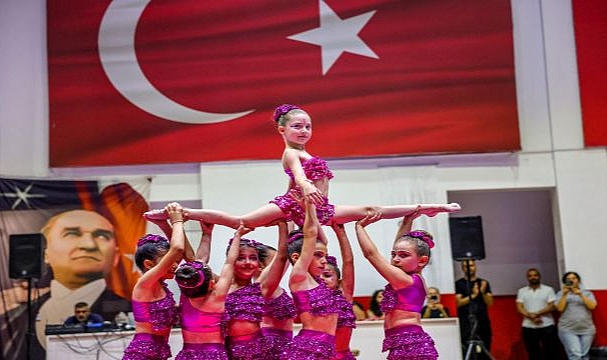 Bayraklılı kursiyerlerden yıl sonu gösterisi