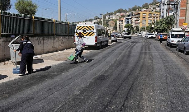 Bayraklı’da Asfalt Seferberliği Sürüyor: 25 Noktada Tamamlandı, 5 Noktada Daha Başlıyor